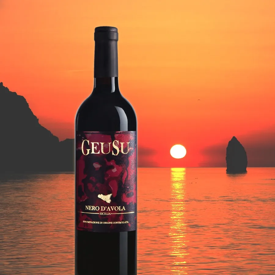 Bottiglia di Nero d'Avola Geusu davanti al tramonto sul mare