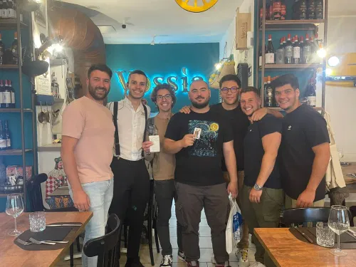 Un gruppo di clienti nella sala di Vossìa Palermo