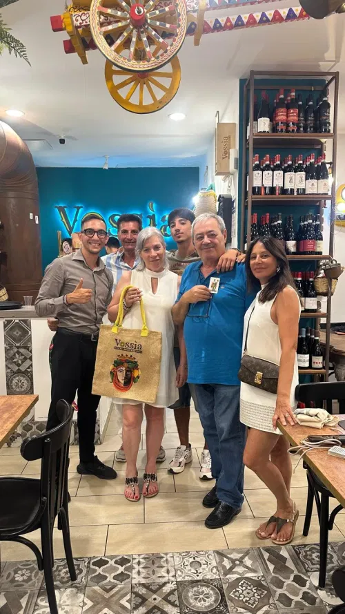 Clienti con le borse dei prodotti Vossìa nella bottega