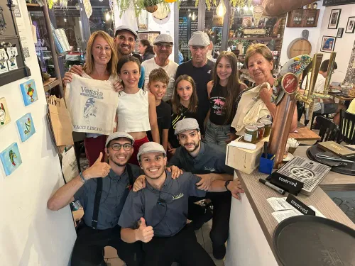 Un gruppo di clienti in posa dentro Vossìa Palermo