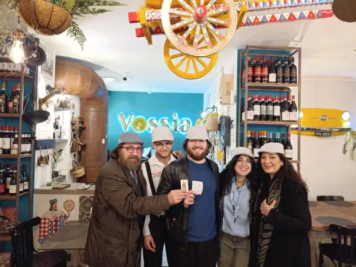 Clienti di Vossìa con i cappelli da cuoco nella bottega