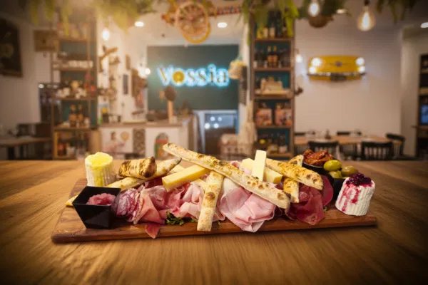 Il tagliere di salumi e formaggi di Vossìa Cucina Mediterranea