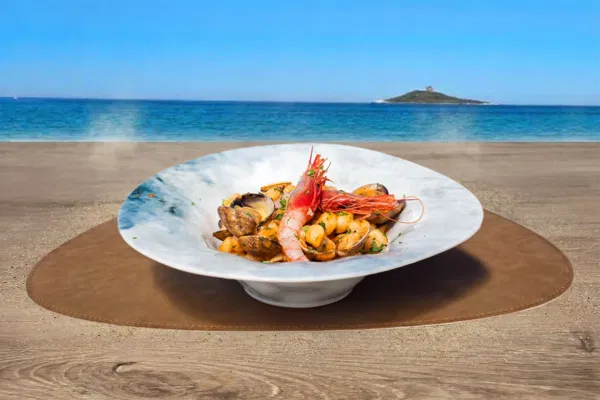 Un primo di mare di Vossìa Ammare, con gamberi e vongole
