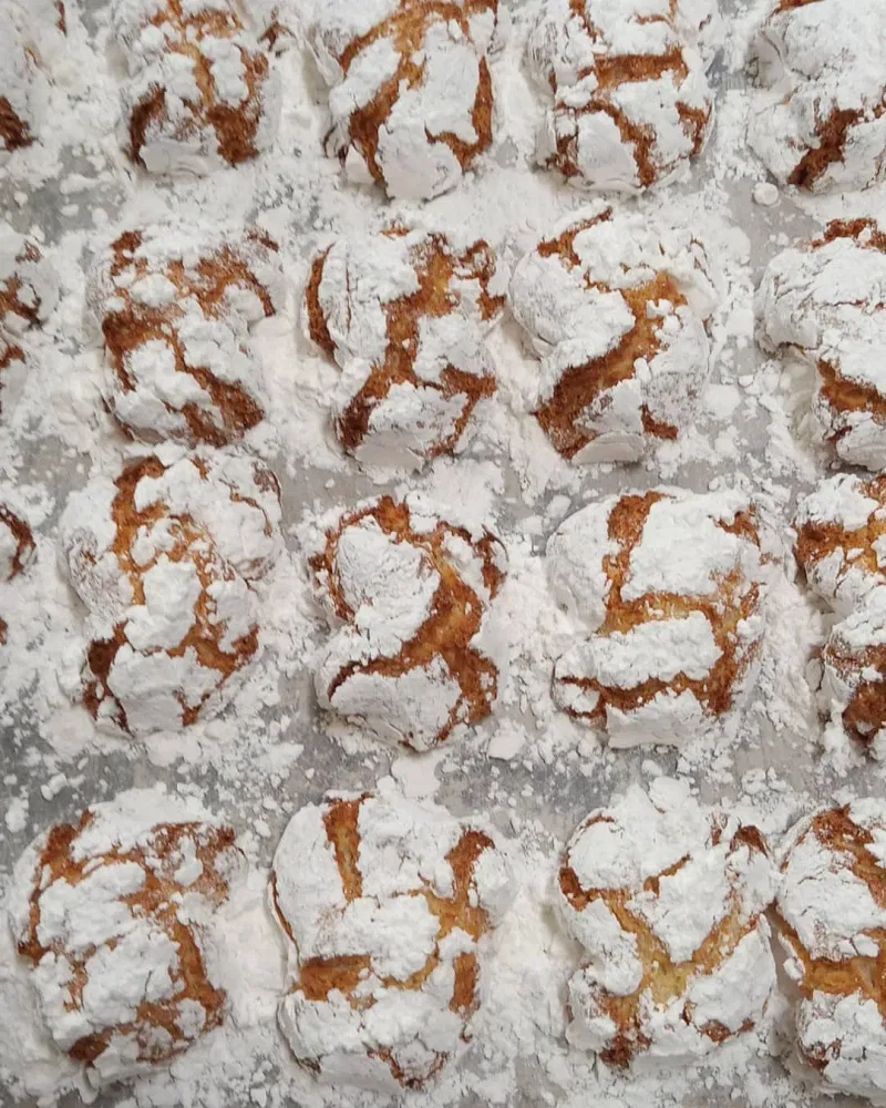 Paste di mandorla in fila sul vassoio