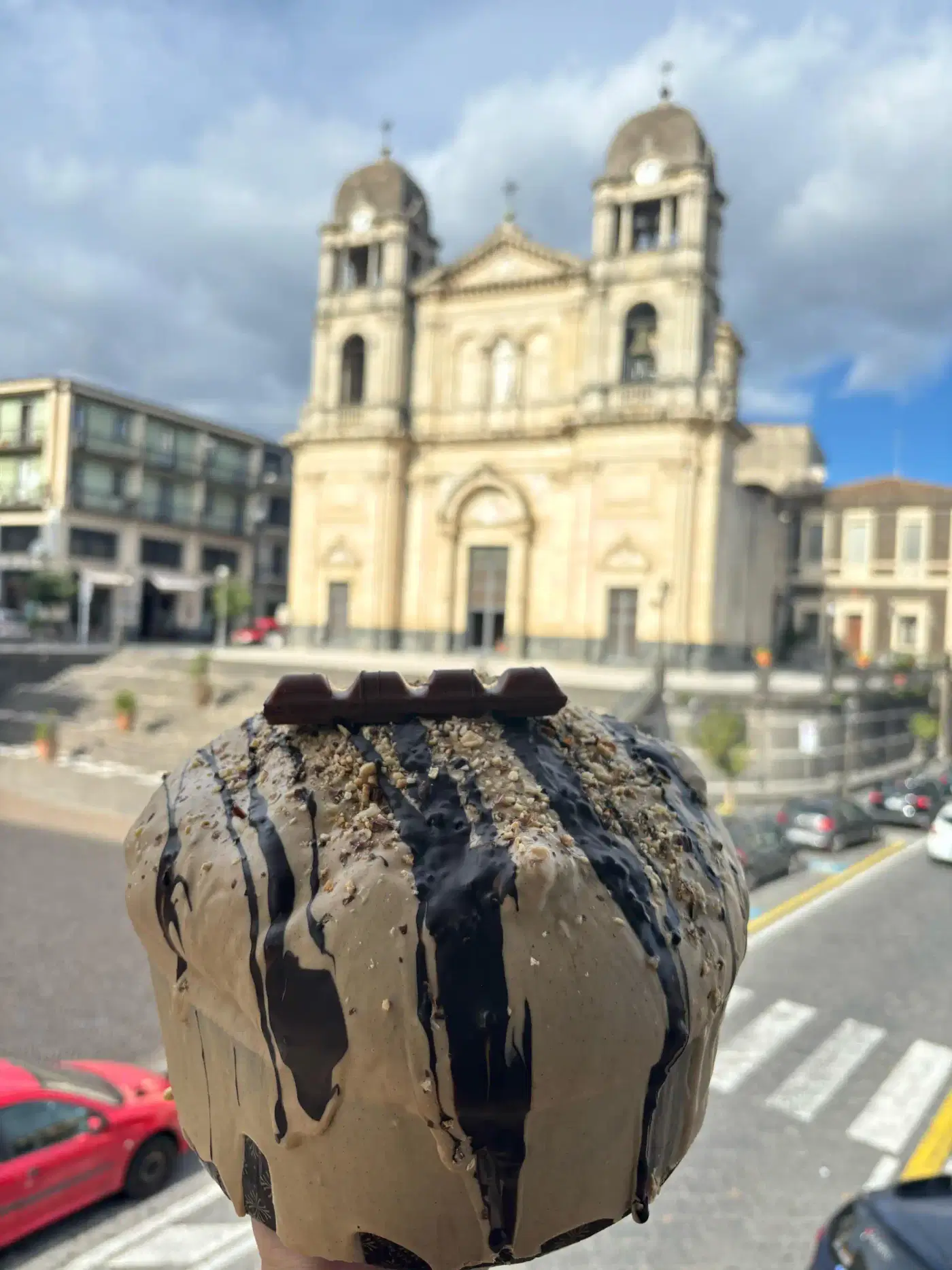 Panettone artigianale glassato davanti alla Chiesa Madre di Zafferana Etnea