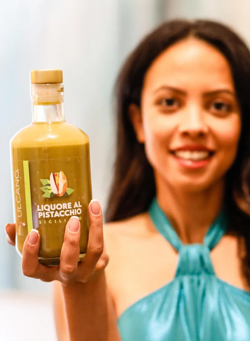 Bottiglia di liquore al pistacchio della Dolceria Torrisi