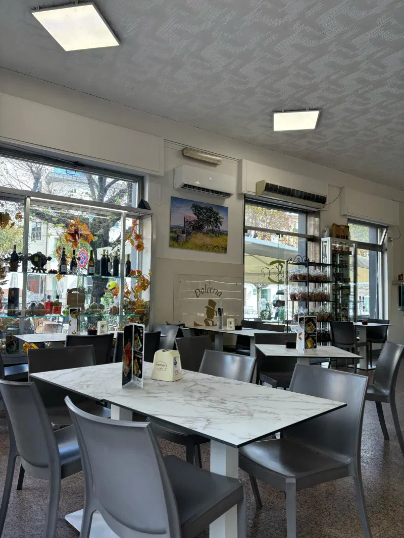 La sala del bar con i tavoli apparecchiati