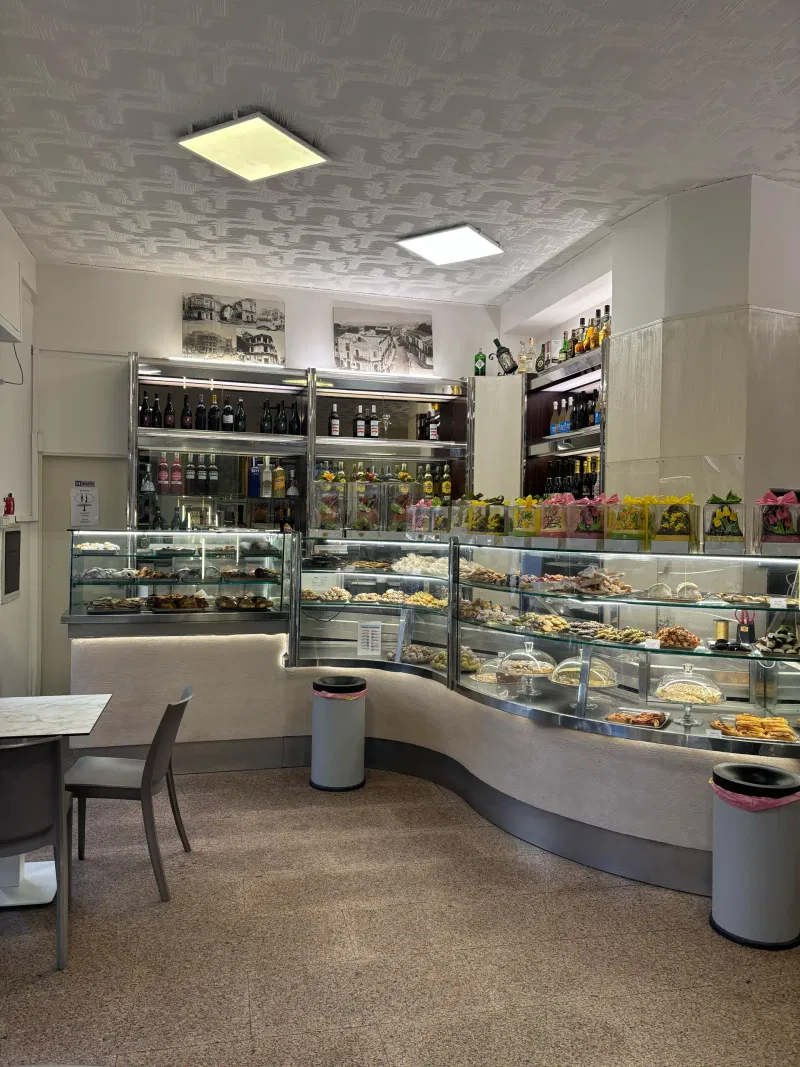 Il bancone dei dolci e la sala interna