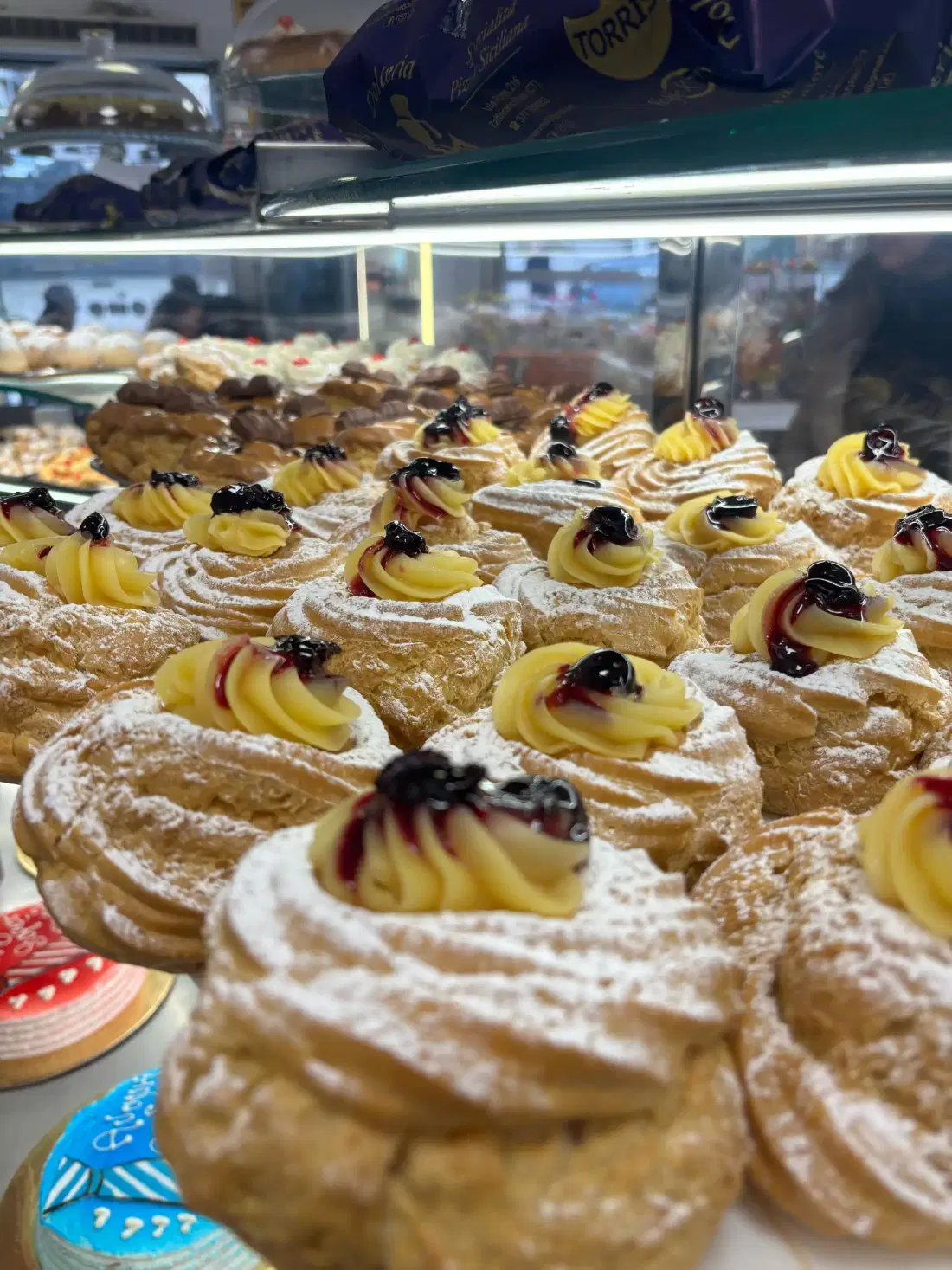 Zeppole con crema e amarena appena uscite dal laboratorio