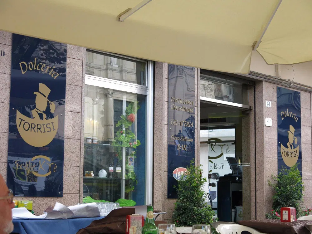 L'ingresso della Dolceria Torrisi con le insegne blu e oro