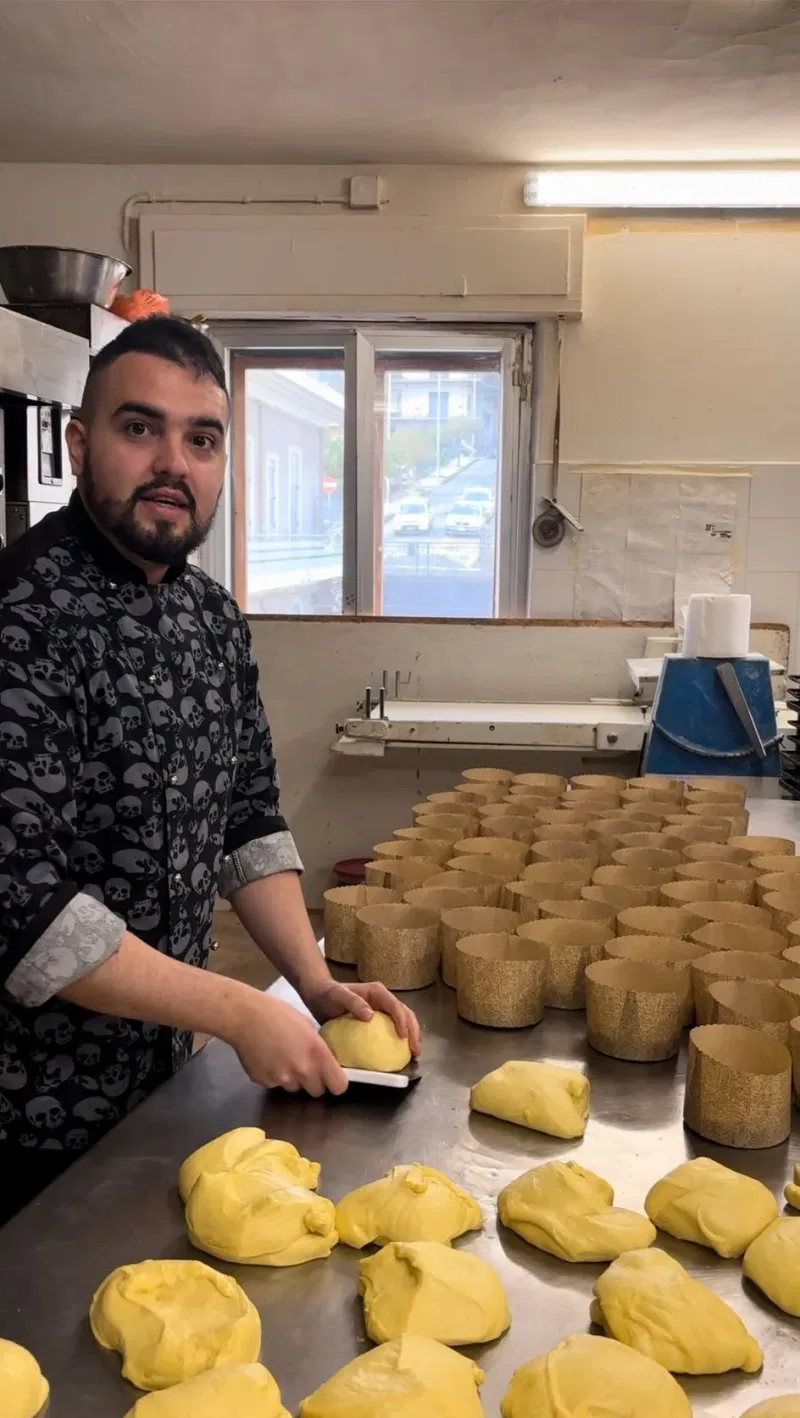 Emanuele Torrisi in laboratorio tra gli impasti dei panettoni