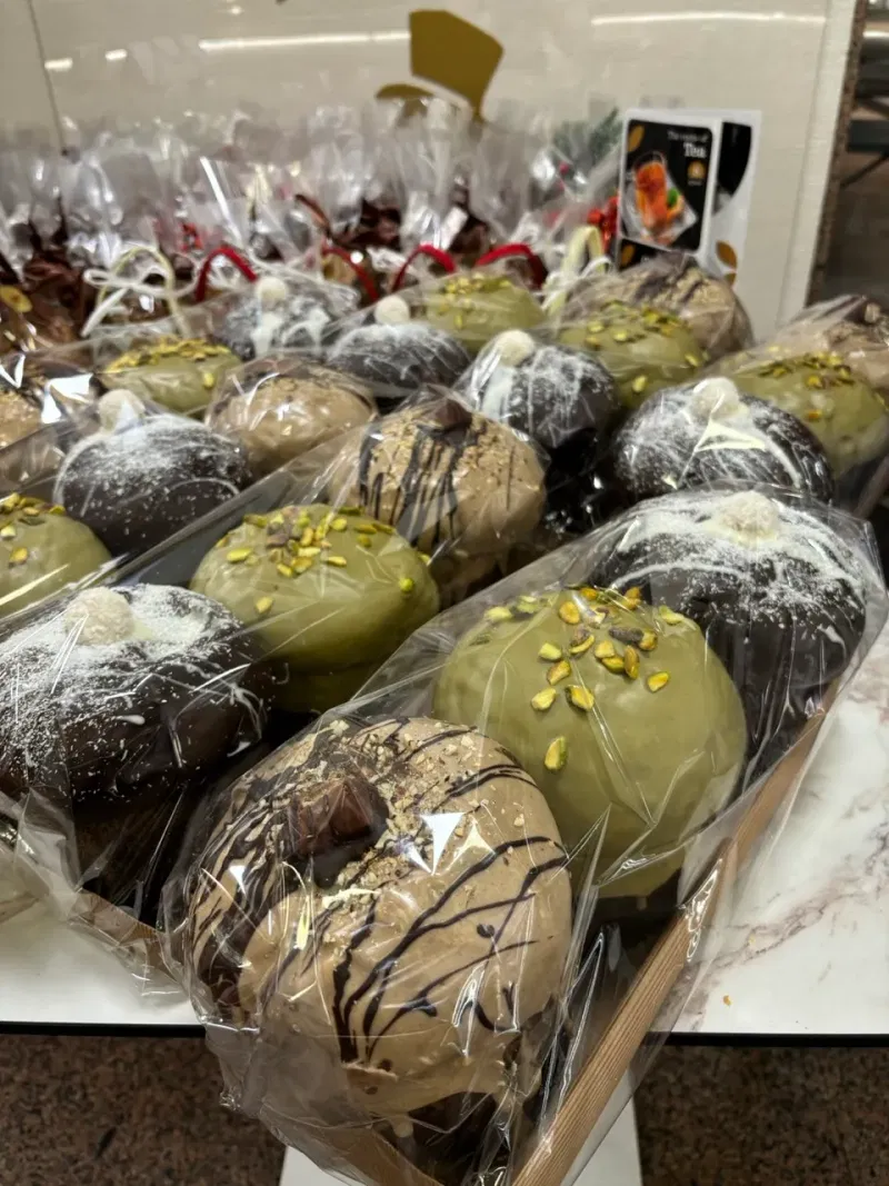Trittico di colombine glassate al pistacchio e al cioccolato