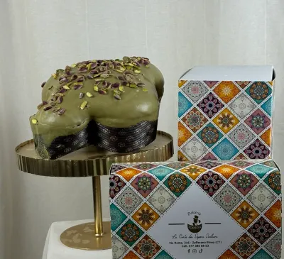 Colomba al pistacchio con la scatola a maioliche