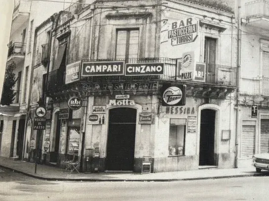 Il vecchio bar Torrisi all'angolo della piazza, con le insegne Campari e Cinzano