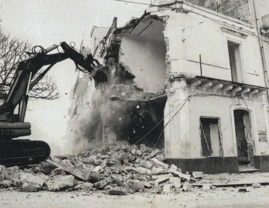 La ruspa abbatte il vecchio edificio del bar