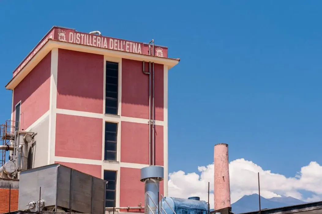 La Distilleria Russo Siciliano con vista sull'Etna