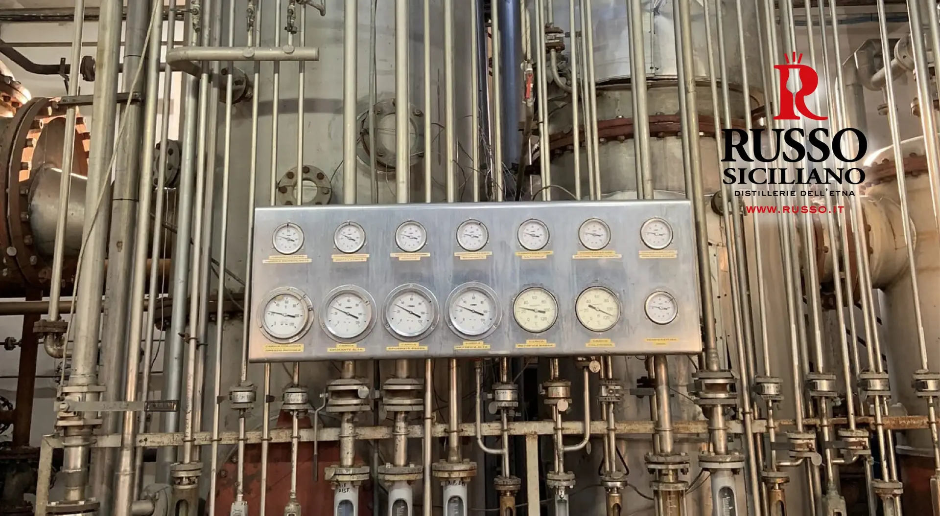 Alambicchi e strumentazione nella Distilleria Russo