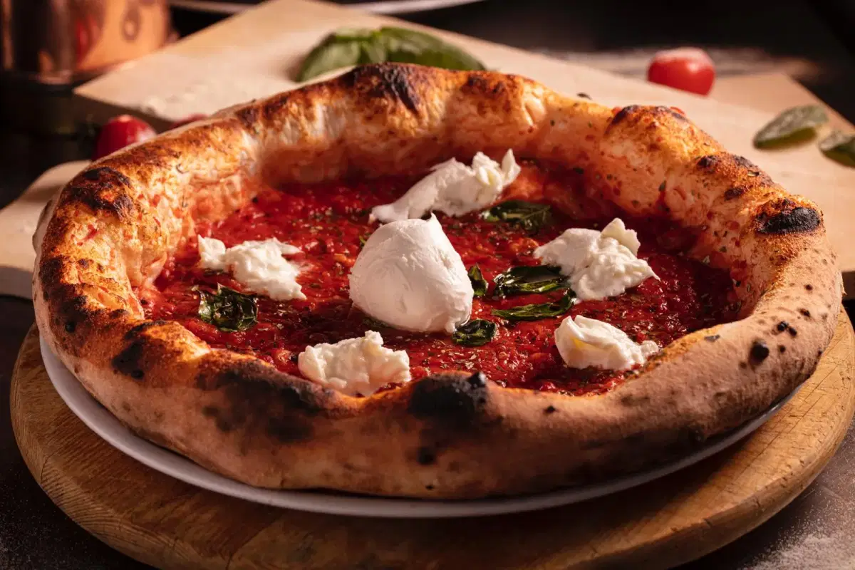Pizza al pomodoro con bufala e basilico, cornicione alto