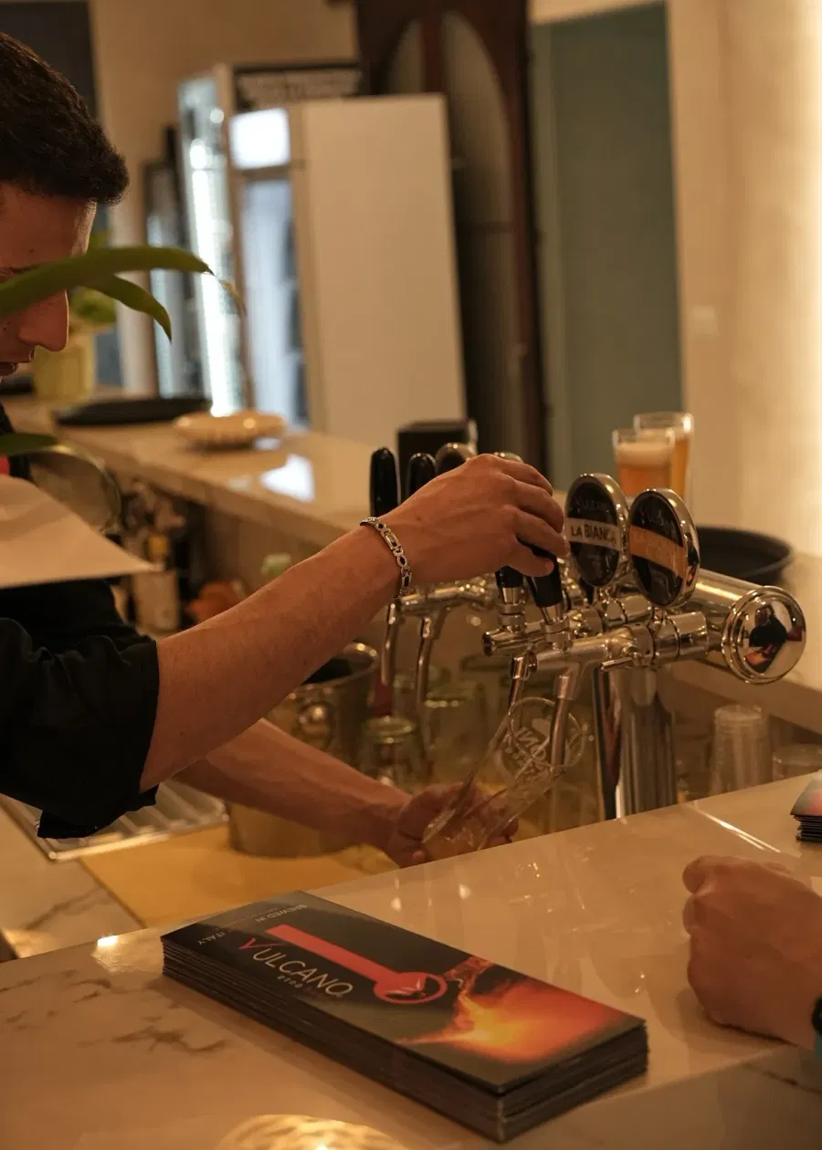 Una birra alla spina versata al bancone