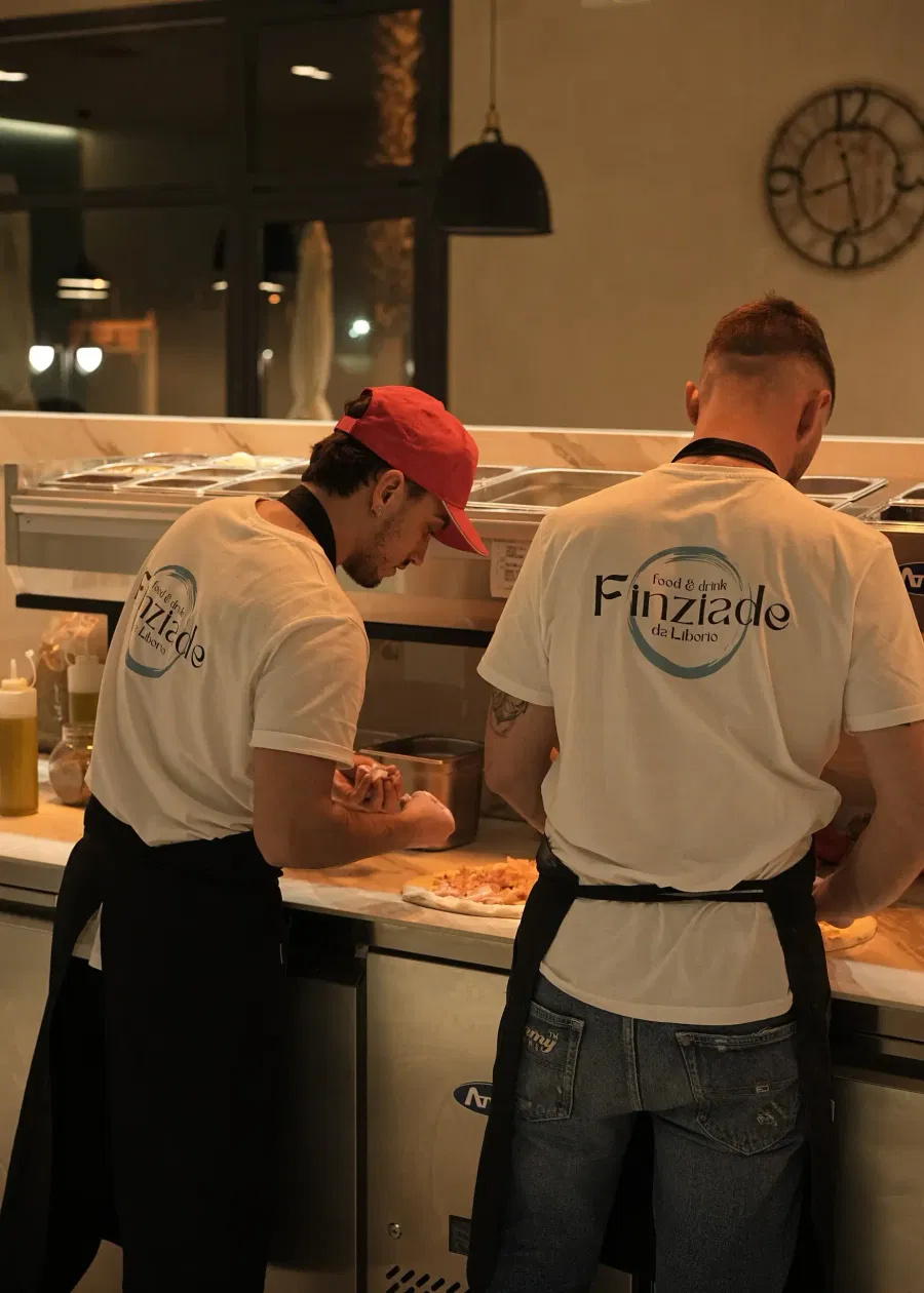 I pizzaioli di Finziade al lavoro al banco