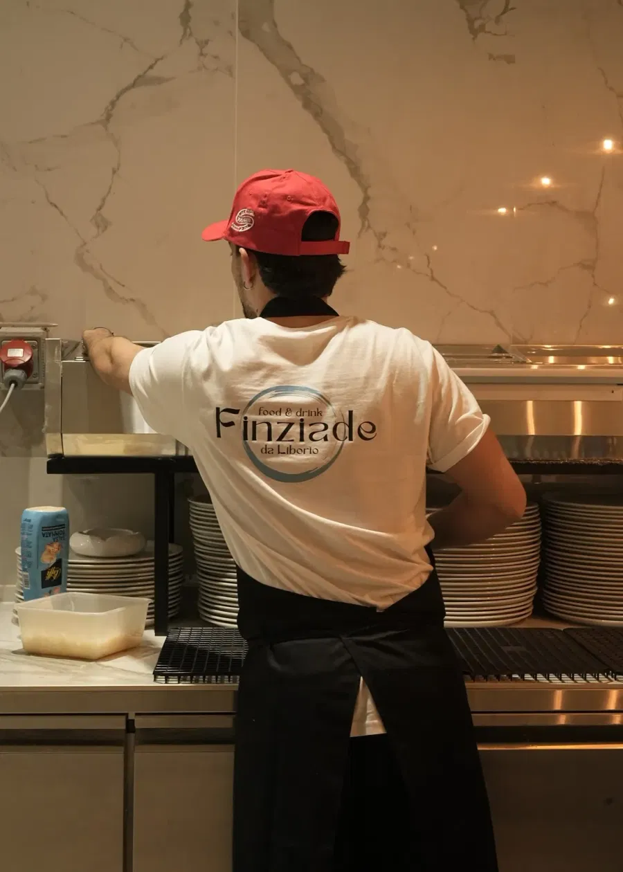 Un pizzaiolo di spalle con la maglia Finziade