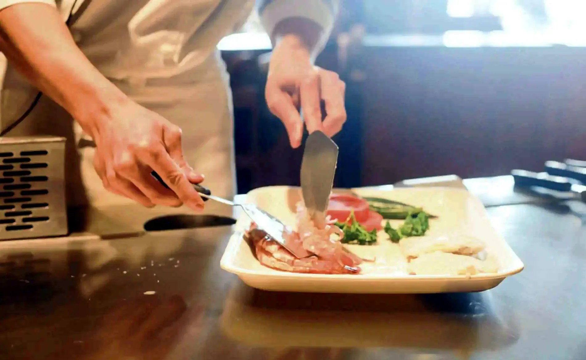 Un piatto di crudo preparato al momento in cucina