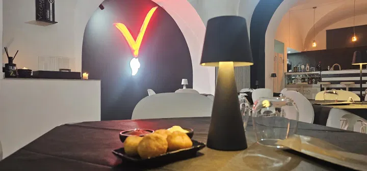 Fritti serviti al tavolo, con la lampada accesa