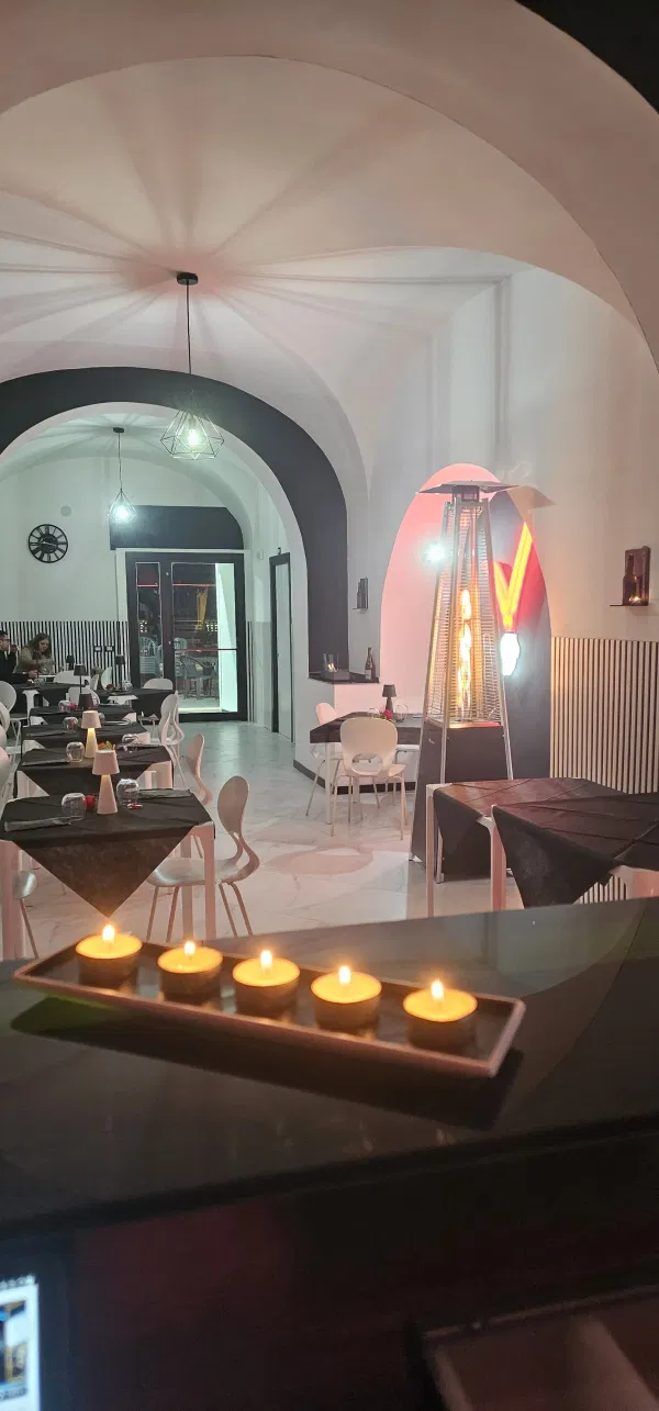 Candele accese sotto la volta bianca