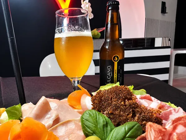 Birra Vulcano bionda e tagliere di salumi