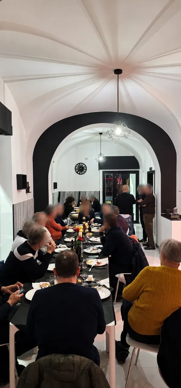 Tavolata sotto le volte della sala