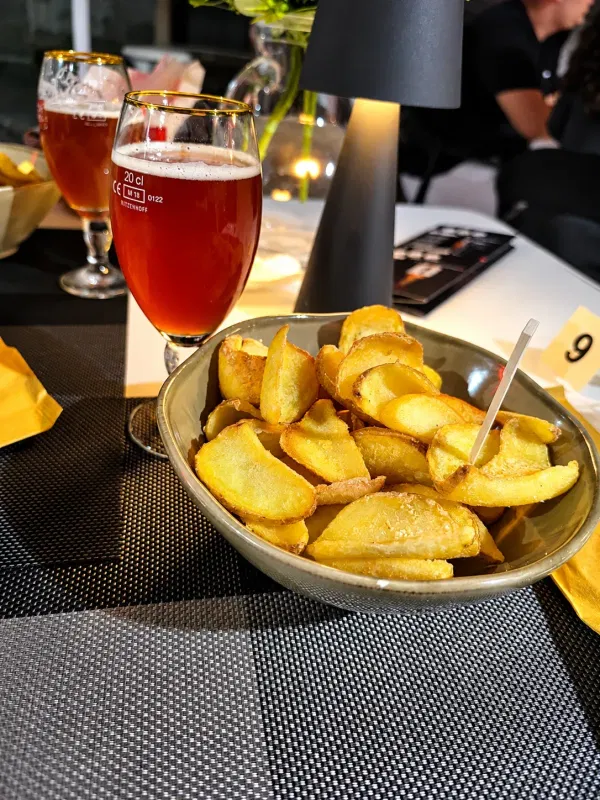 Patate dorate e birra rossa al tavolo