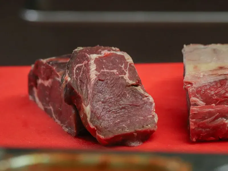 Tagli di carne rossa sul tagliere