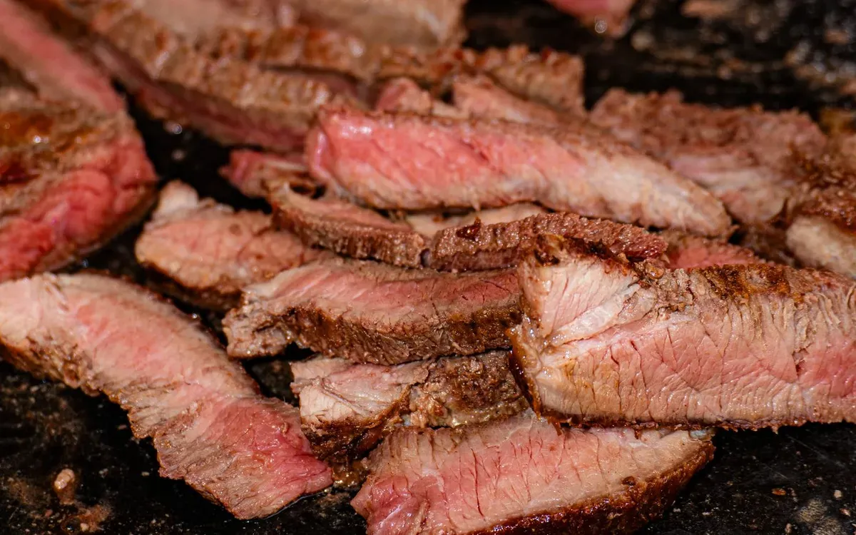 Tagliata alla brace, rosa al centro