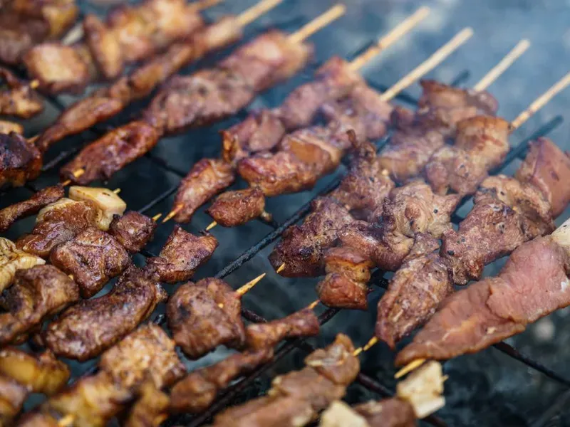 Spiedini di carne sulla brace