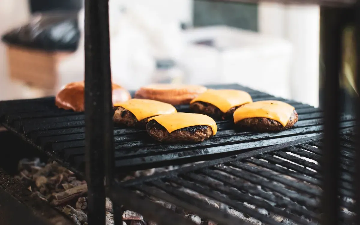 Hamburger con il formaggio sulla griglia