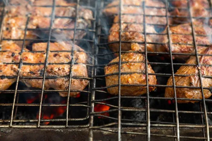 Carne nella graticola sulla brace