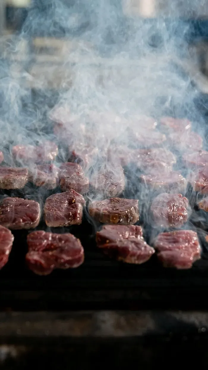 Carne sulla griglia col fumo