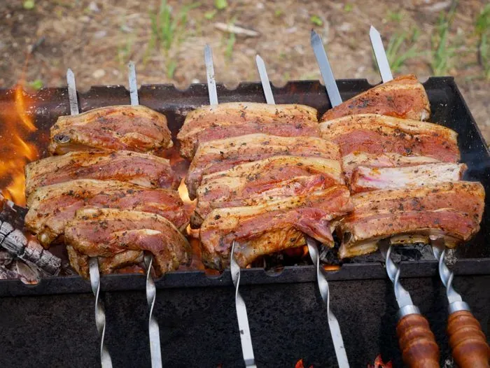 Spiedini di carne sulla brace