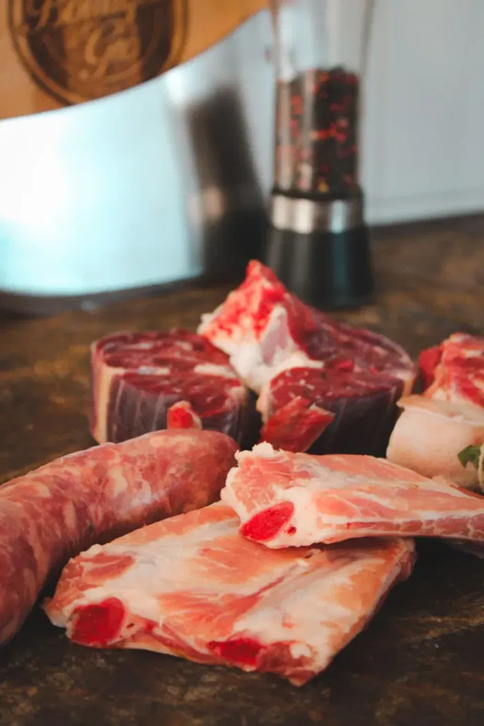 Salsiccia e carne cruda sul banco