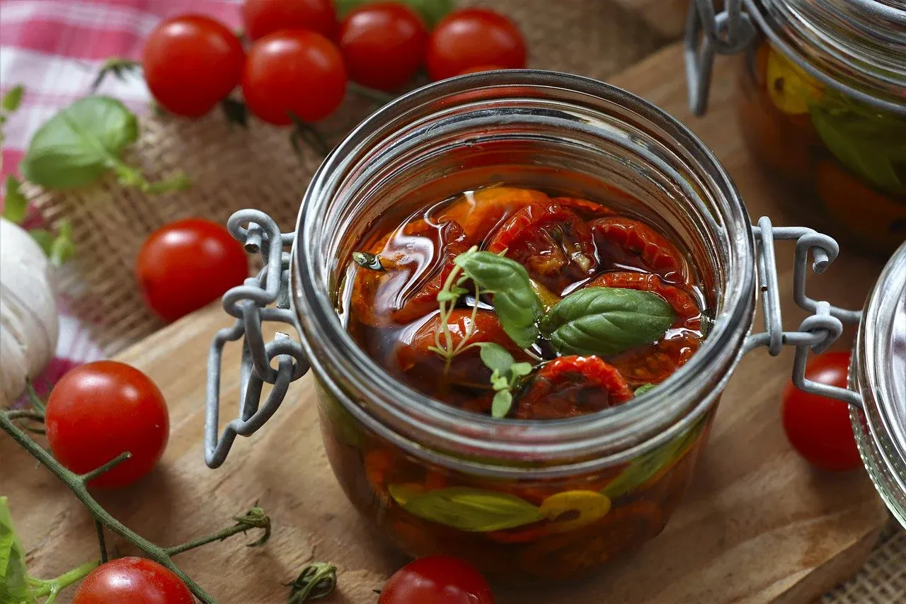 Pomodori secchi sott'olio in un barattolo di vetro