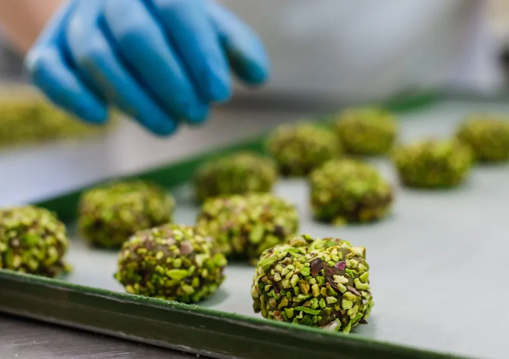 Paste di mandorla al pistacchio sistemate sulla teglia